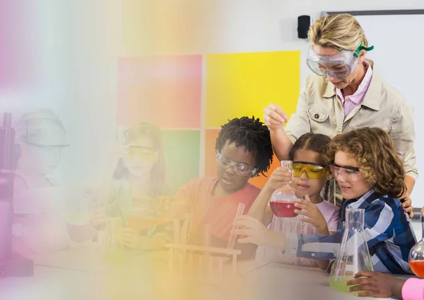 Profesor de la escuela de ciencias con clase — Foto de Stock