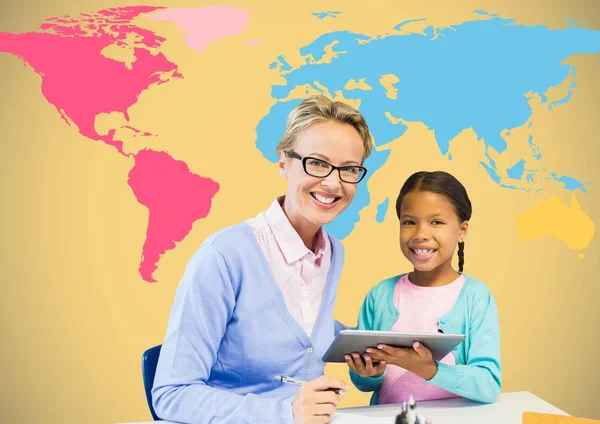 Ребенок и учитель держат планшет — стоковое фото