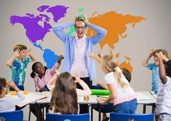 Kinder in der Klasse brüllen Lehrer an und vermasseln vor bunter Weltkarte — Stockfoto