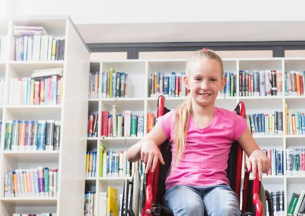 Fille handicapée en fauteuil roulant dans la bibliothèque — Photo