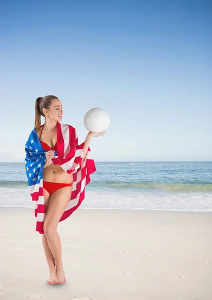 Mulher segurando uma bandeira dos EUA na praia — Fotografia de Stock