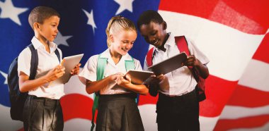 öğrencilerin tablet kullanarak üniformalı