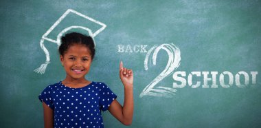 Gülümseyen kız karşı okul metin geri