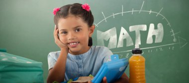 beslenme çantası masada kızla