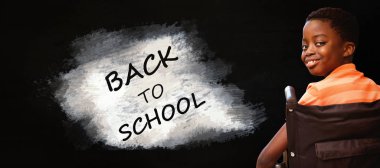 Tekerlekli sandalyede oturan çocuk