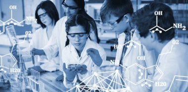 okul çocukları laboratuvar kimyasal bir deneyde yapıyor