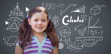 koyu gri arka plan karşı gülümseyen kız