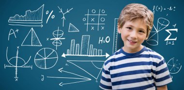 gülümseyen şirin çocuk mavi arka plan karşı 