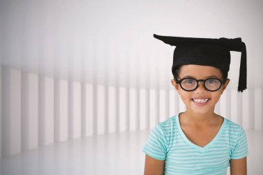 Neşeli kız gözlük takıyor 