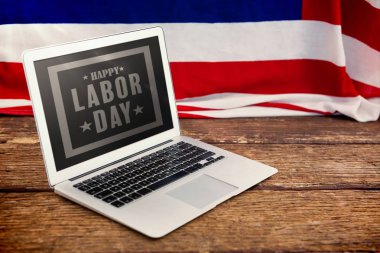 Mutlu İşçi Bayramı metin üstünde laptop