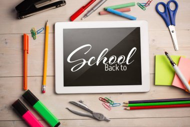 Tablet ekranında okul metin geri 