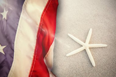 Kum üzerinde tutulan deniz yıldızı karşı flare