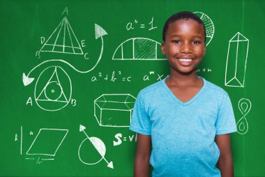 Blackboard karşı duran çocuk