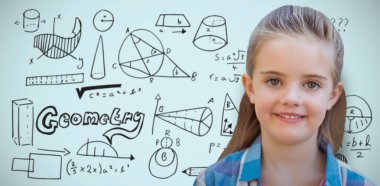 mavi arka plan karşı gülümseyen sevimli kız