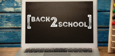 masa üstünde laptop karşı okul metin geri