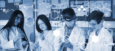 kimyasal bir deney yaparken özenli okul çocukları 