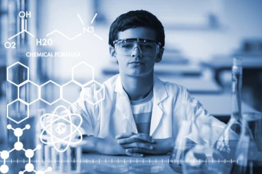 Laboratuarda oturup öğrenci