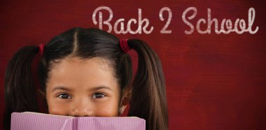 kız öğrenci kapsayan ağız kitap ile