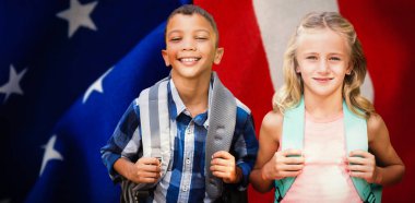 sırt çantaları Amerikan bayrağı karşı olan öğrenciler 