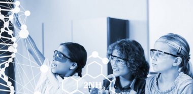 çocuklar laboratuvar kimyasal deney yapıyor