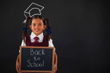 Kız öğrenci holding kayrak ile metin