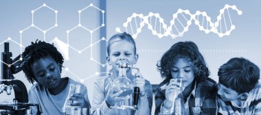 çocuklar laboratuvar kimyasal deney yapıyor