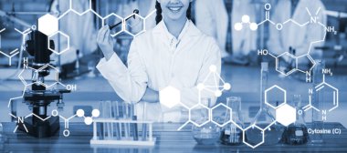 Laboratuvar gülümseyen kız öğrenci