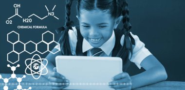 Dijital tablet kullanarak kız öğrenci