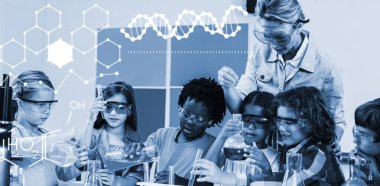 Öğretmen yardımcı çocuklar laboratuvar