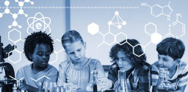 Laboratuvar kimyasal bir deneyi yaparken çocuklar 