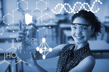 Laboratuvar kimyasal bir deneyi yaparken kız öğrenci 