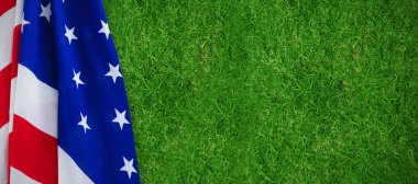 çimlerin üzerine Amerikan bayrağı
