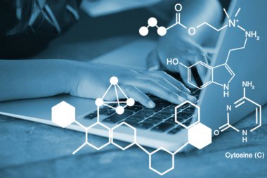 dizüstü bilgisayar kullanan kız öğrenci