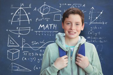 masum boy gülümseyerek