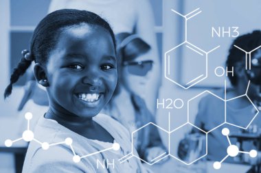 Laboratuvar mutlu kız öğrenci