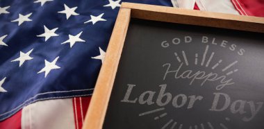 Kara tahta üzerinde mutlu İşçi Bayramı metin