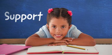 kitap eğilerek kız