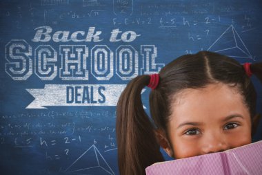 kız öğrenci kapsayan ağız kitap ile 