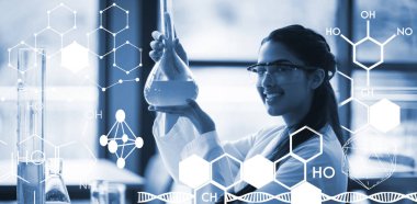 Laboratuvar kimyasal bir deneyi yaparken kız öğrenci 