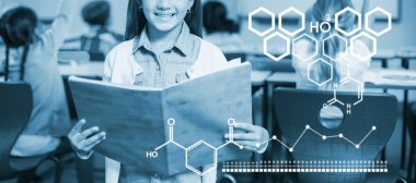 sınıfta kitap ayakta ile kız öğrenci 