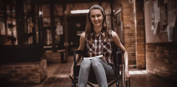 Écolière en fauteuil roulant dans le couloir — Photo