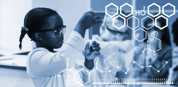 çocuklar bir kimyasal deney yapıyor