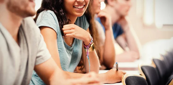 Lächelnde Studenten hören Dozent zu — Stockfoto