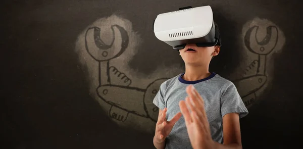 Menino gesticular ao usar o fone de ouvido de realidade virtual — Fotografia de Stock