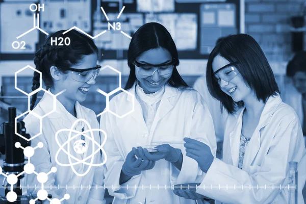 Schoolmeisjes bezig met een chemische experiment in laboratorium — Stockfoto
