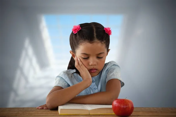 Skoncentrowany dziewczyna czytanie książki — Zdjęcie stockowe