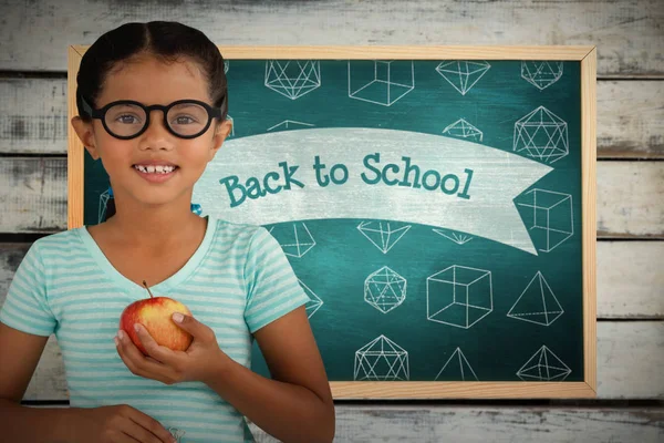 Flickan bär glasögon och håller apple — Stockfoto