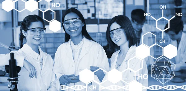 Colegialas haciendo un experimento químico en laboratorio — Foto de Stock