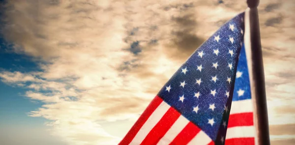 美国国旗反对多云的天空 — 图库照片