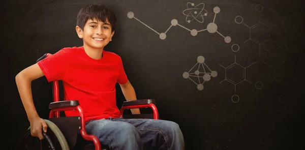 Хлопчик сидить у інвалідному візку — стокове фото